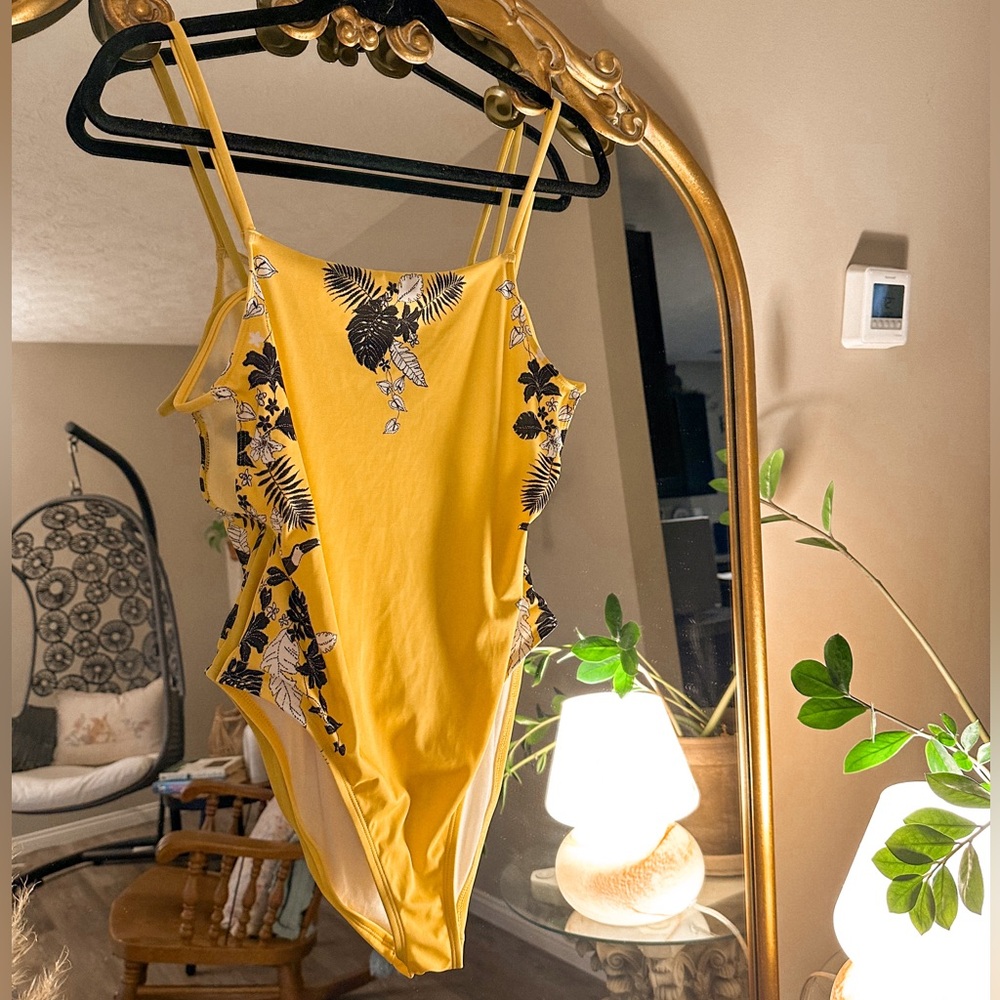 Urban Outfitters Swimsuit💛